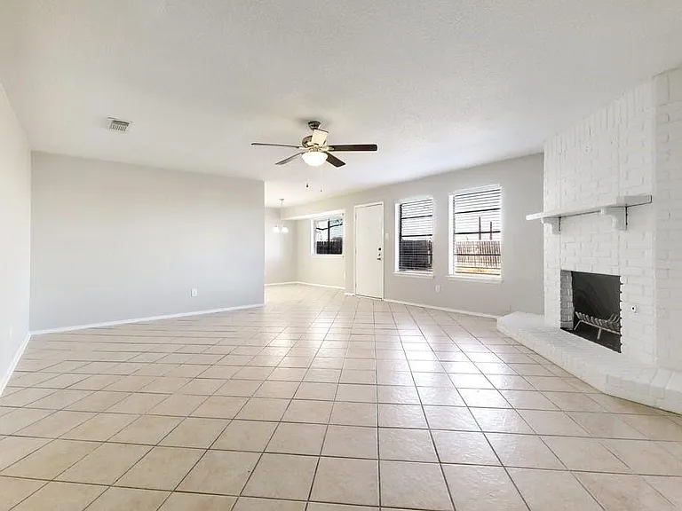1214 Doonesbury Dr — Photo 4