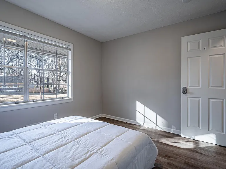 Pineglen Dr — Photo 2