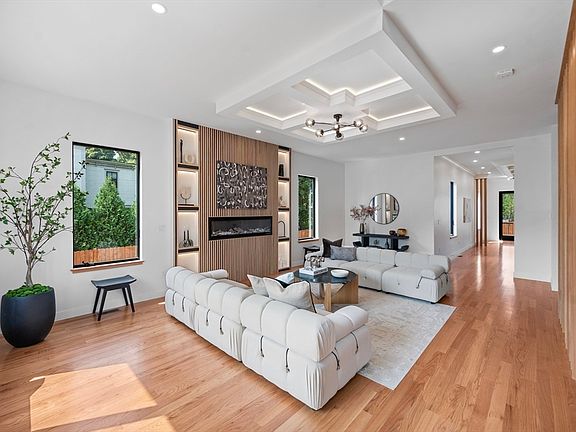 4th image of 147 Lexington St #2