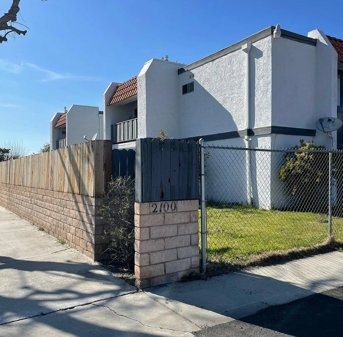 2100 W Devonshire Ave — Photo 2