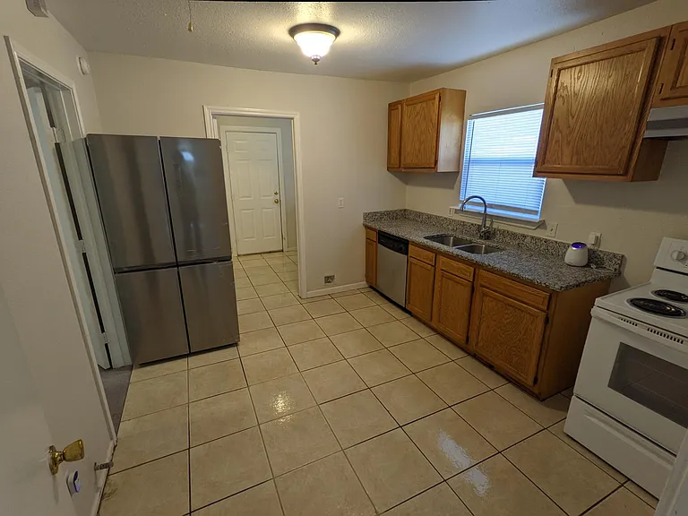 719 Herkimer St — Photo 8