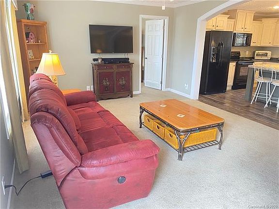 3rd image of 111 E Poplar Dr