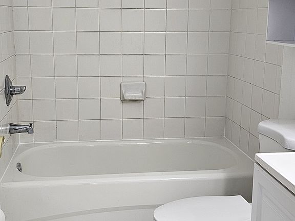 2nd image of 1270 SE 27th St Unit 204