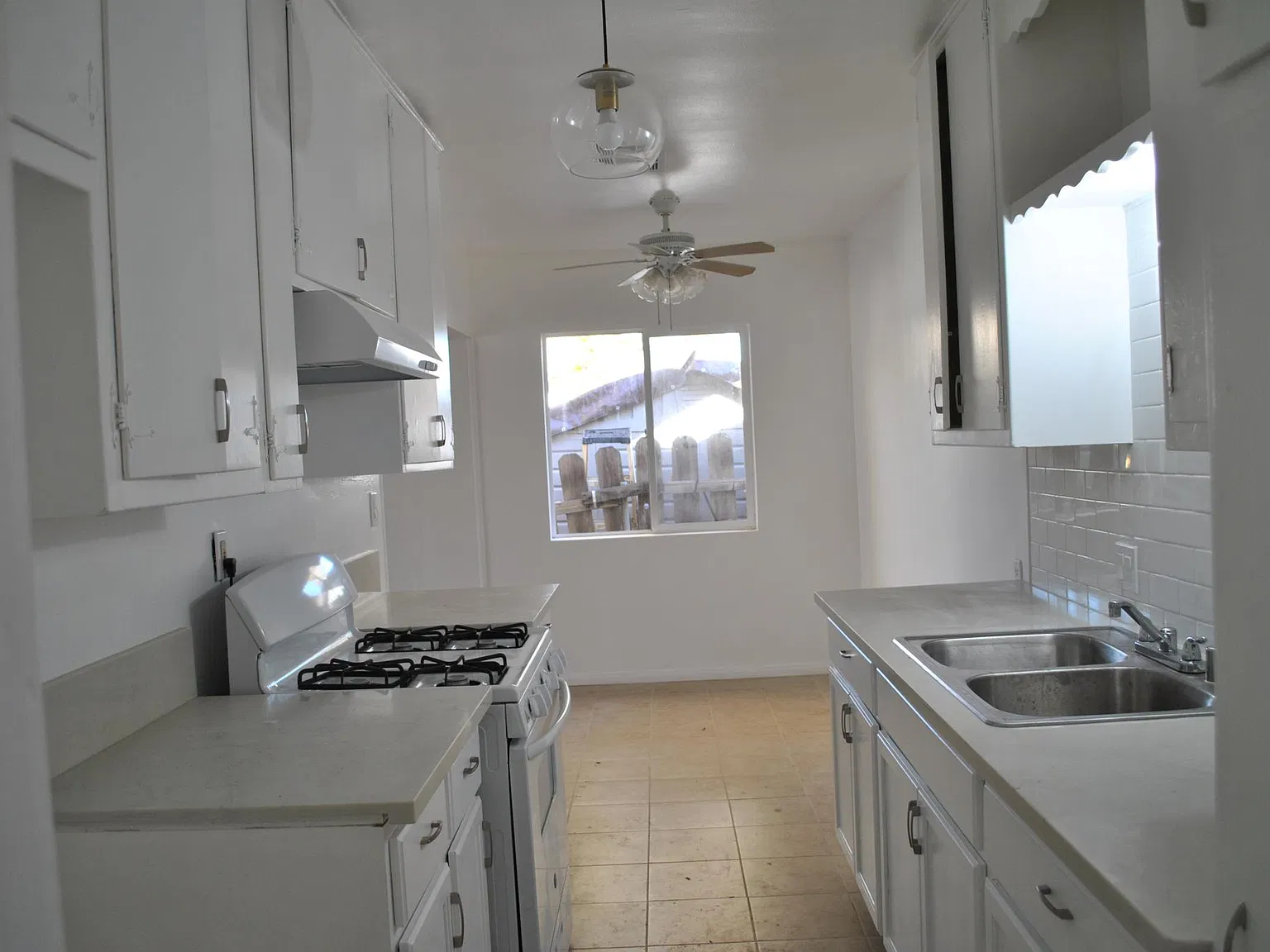 3 bed, 1050 sqft, $3,500 — Photo 2