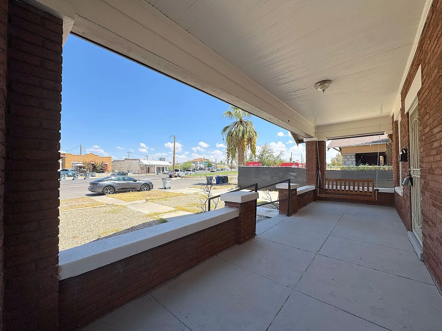 Updated Duplex with Historic Charm! 2bed/1bath Refrig A/C across from Park! Water & Gas Included! — Photo 3