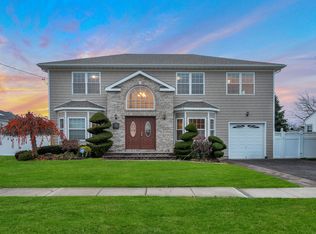 134 10th St, Hicksville, NY 11801