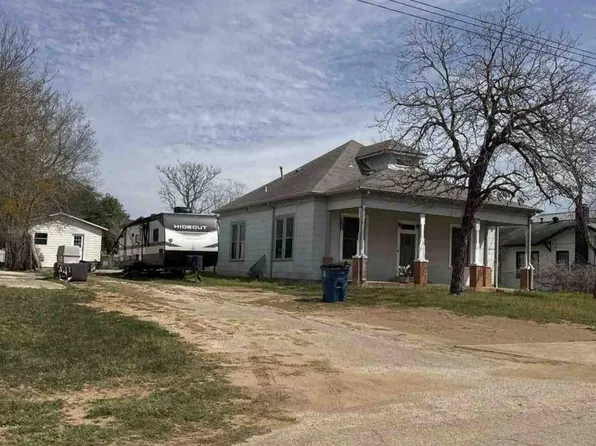 1406 7th St, Floresville, TX 78114