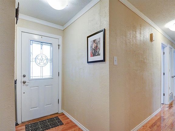 3rd image of 922 Harrington St