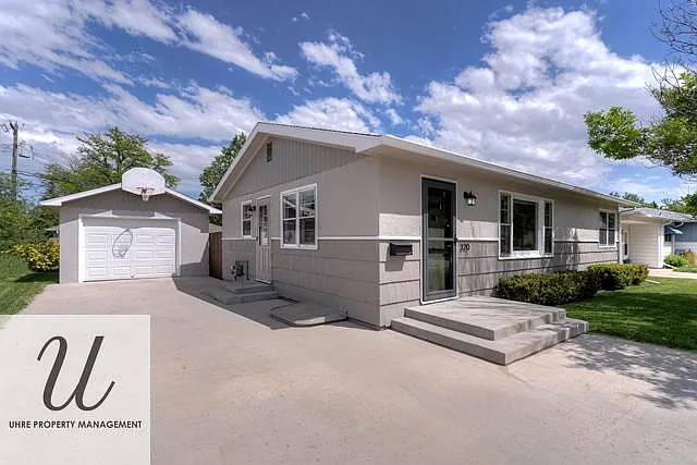 4 bed, 1900 sqft, $2,300 — Photo 2
