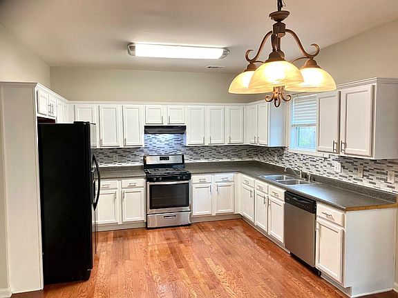 Spacious contemporary kitchen