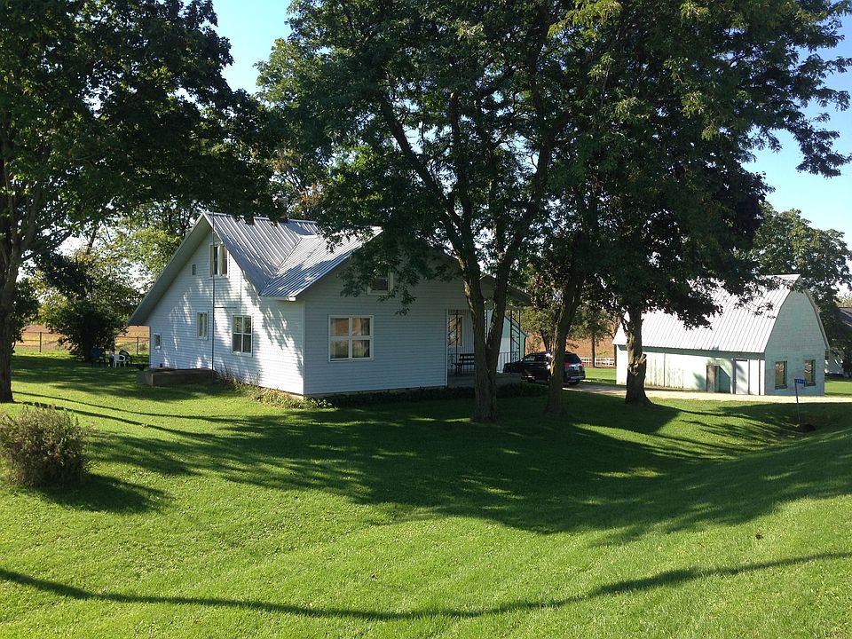Front of house w/ small shop