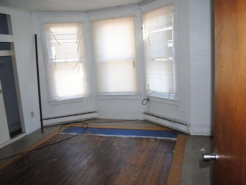 2nd image of 103 W Rowe St