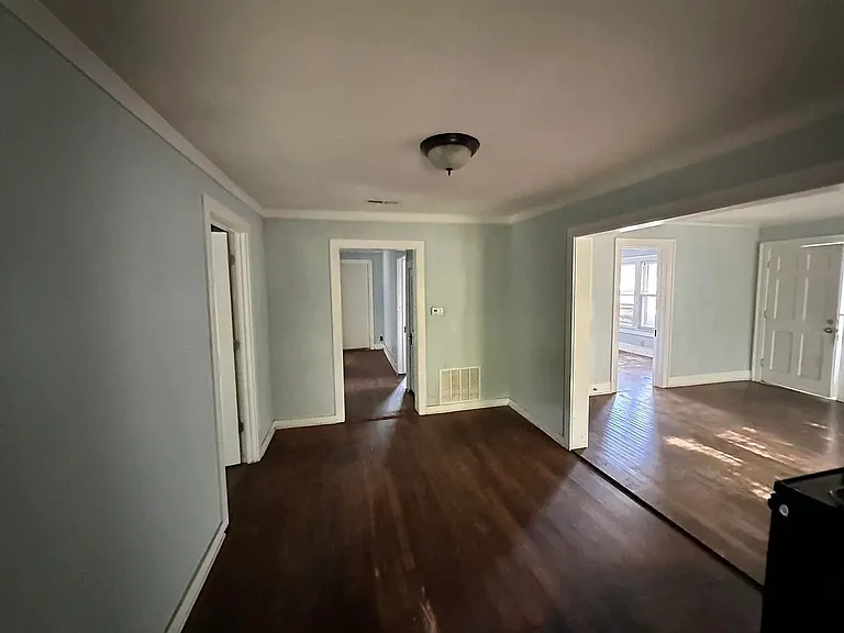 305 E Bradford St — Photo 4