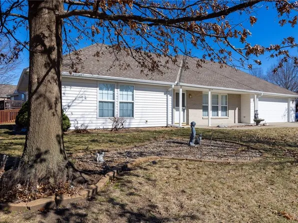 314 Lakeview Dr, Smithville, MO 64089
