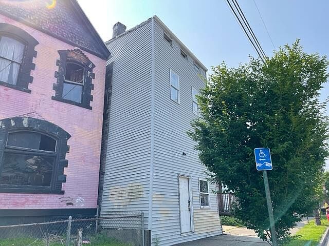 2nd image of 1354 Scott St