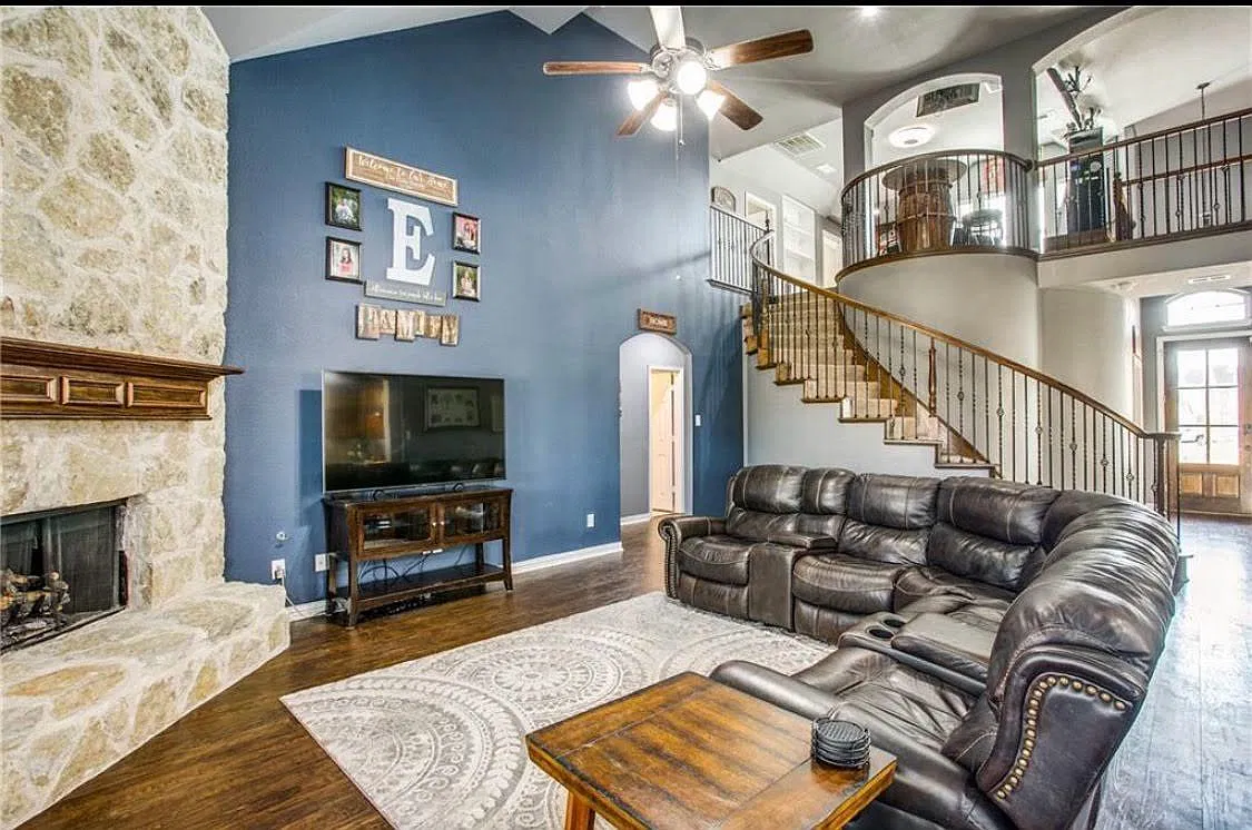 5 bed, 3.5 bath, 3687 sqft, $3,600 — Photo 2