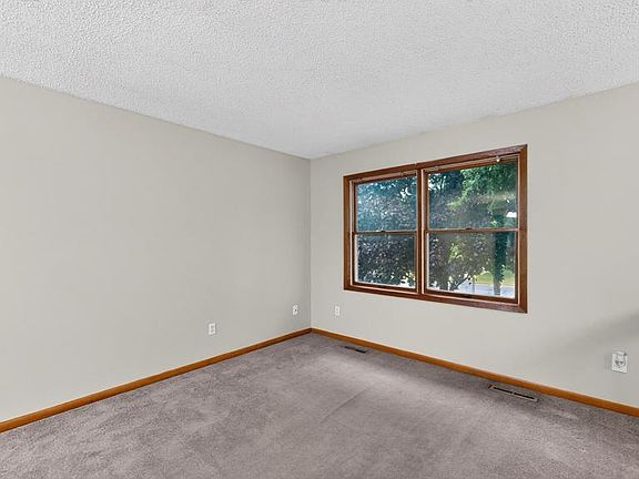 4th image of 4020 Baffin Ln NE