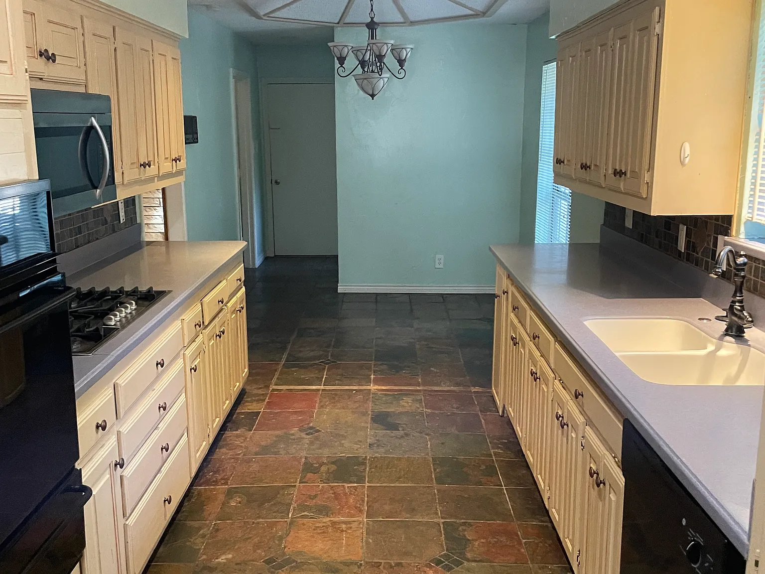 3 bed, 2.5 bath, 2076 sqft, $2,295 — Photo 3