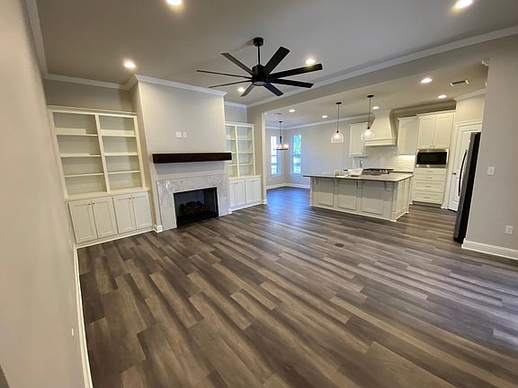 3rd image of 934 Empire Cir