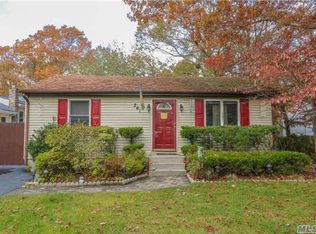 261 Pearl St, Ronkonkoma, NY 11779