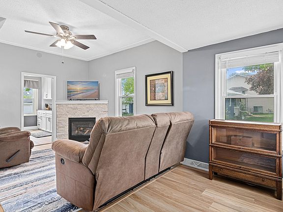 3rd image of 417 10th Ave S