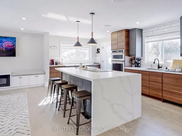 646 Simcoe Rd, Bradford West Gwillimbury, ON L3Z 4A9