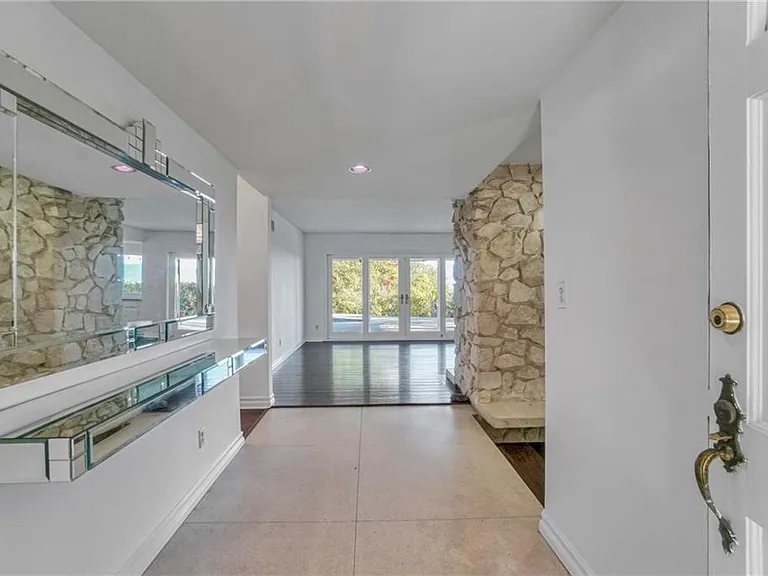 16922 Oak View Dr — Photo 3