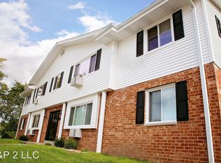 1223 Woodridge Dr APT 1, Grafton, WI 53024