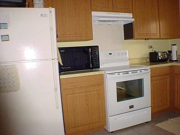 4th image of 1240 Arlington Dr E