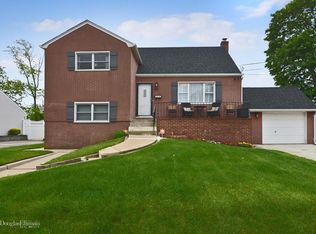 95 Linden St, Lindenhurst, NY 11757