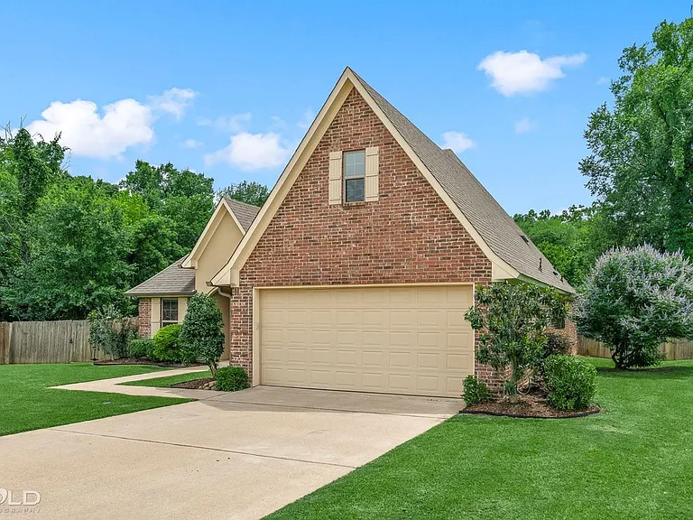 302 Oscar Cir — Photo 8