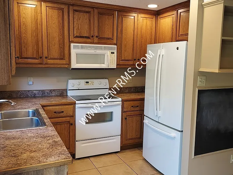 4643 SW 8th Ave — Photo 9