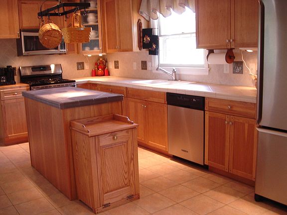 Kitchen w/ tiles counters/ss appliances