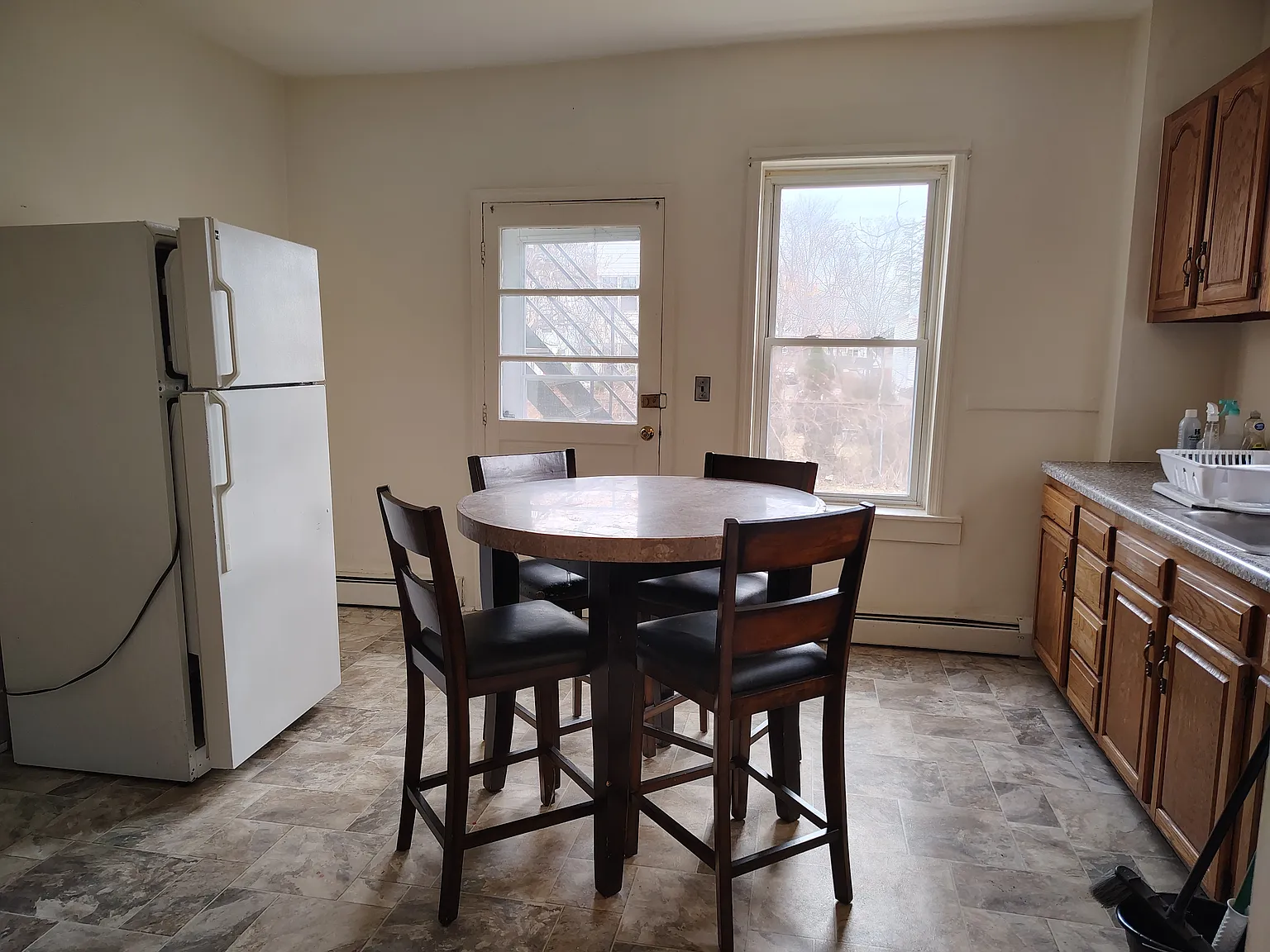 3 bed, 900 sqft, $1,550 — Photo 2
