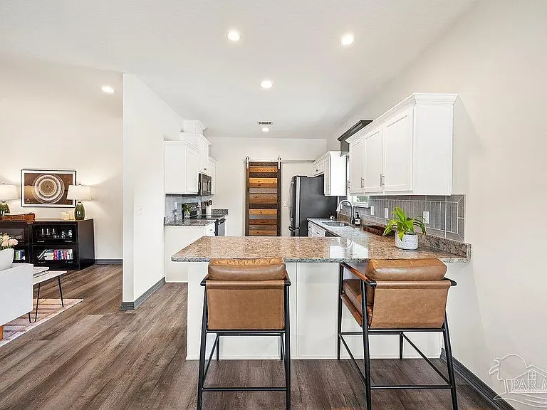 301 Dwight Ave — Photo 5