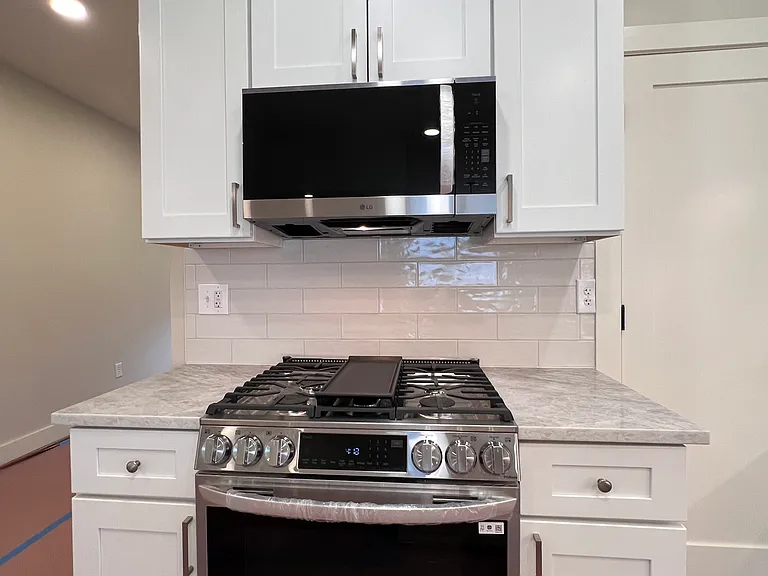 Kitchen w Gas Range