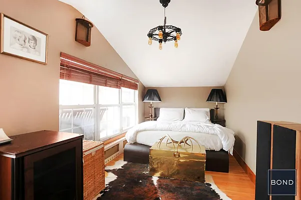 Sold by Bond New York | media 13