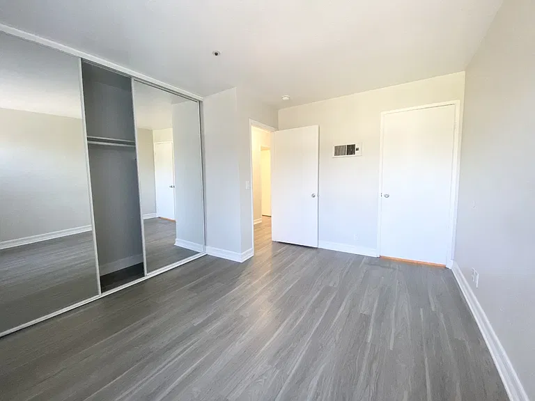 Chateau Spring Gardens Apartments — Photo 9
