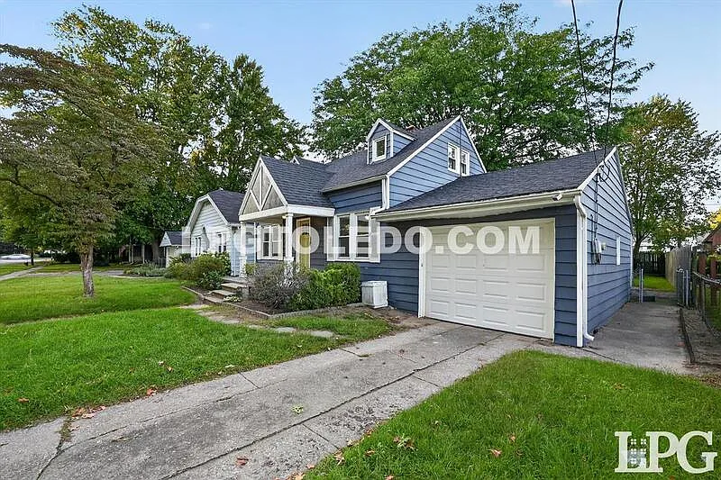 3 bed, 2.0 bath, 1159 sqft, $1,900 — Photo 3