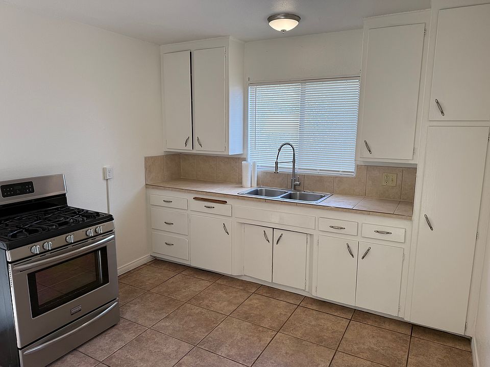 Spacious kitchen with stainless steel range!