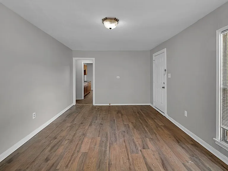 2712 Mitchell Ave — Photo 4