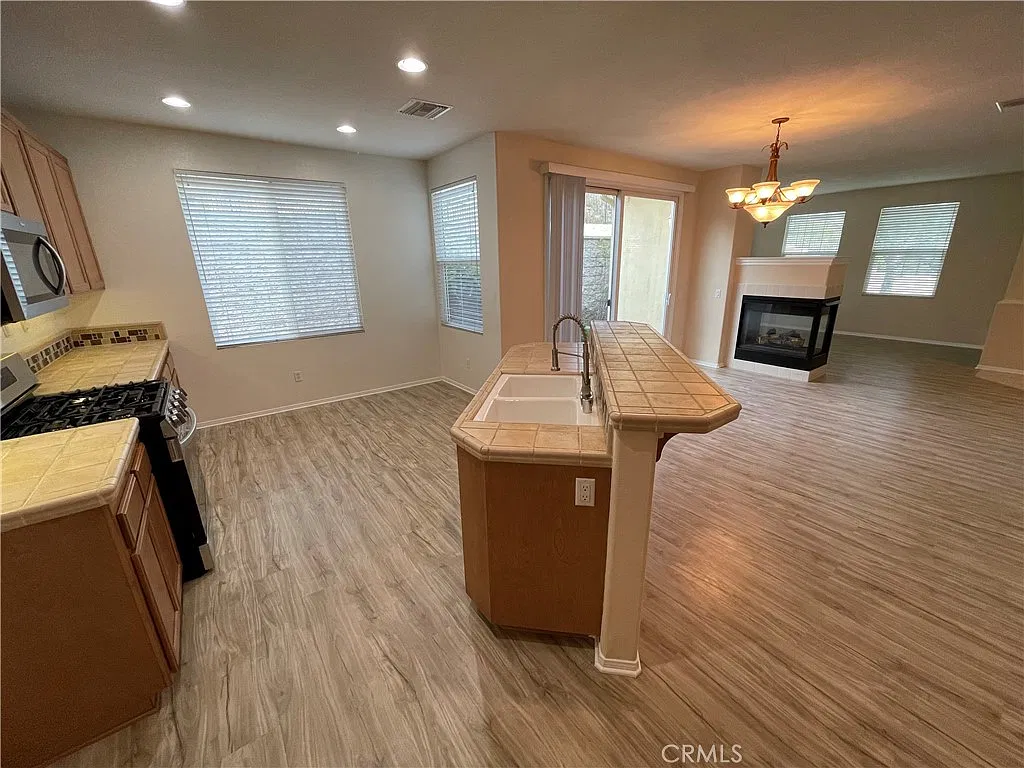 3 bed, 1714 sqft, $4,600 — Photo 3