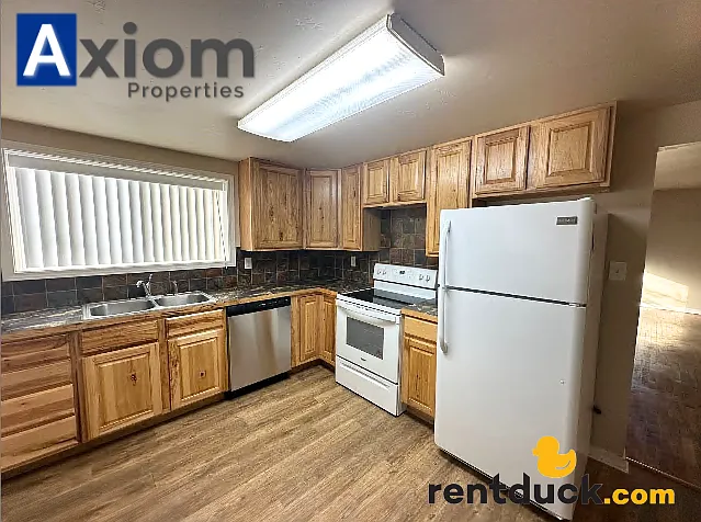 3 bedroom 1 bathroom home with large fenced yard! — Photo 7