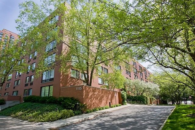 1st image of 1115 S Plymouth Ct APT 125