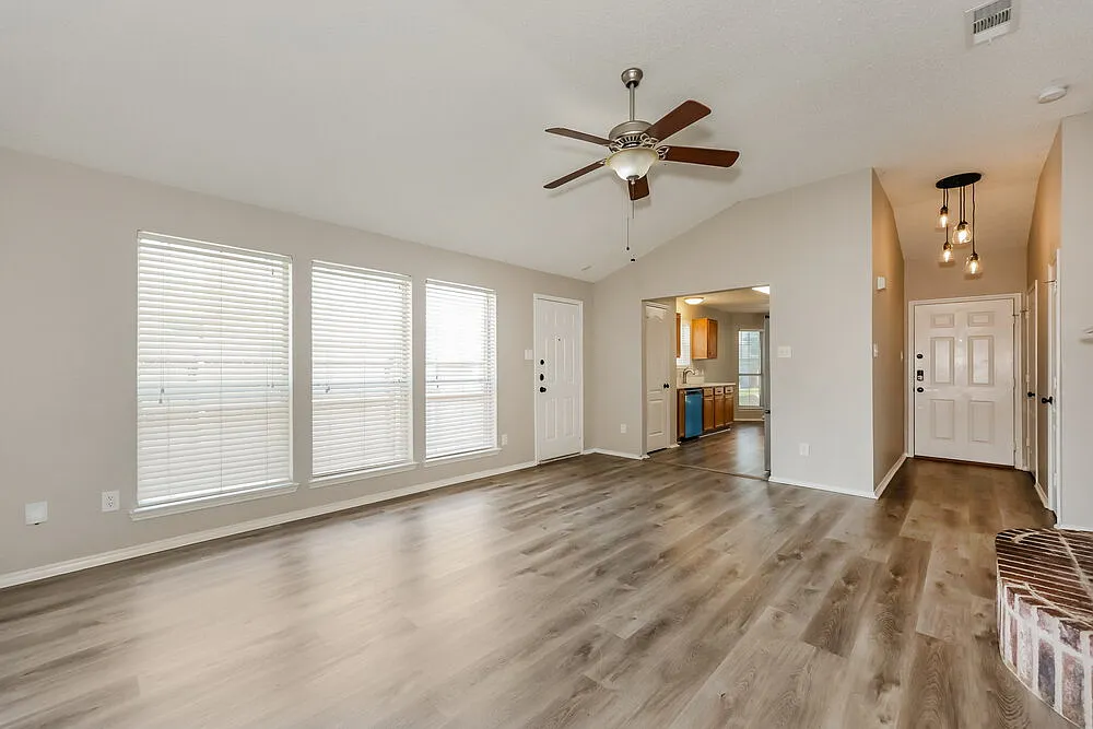3 bed, 2.0 bath, 1307 sqft, $2,145 — Photo 3