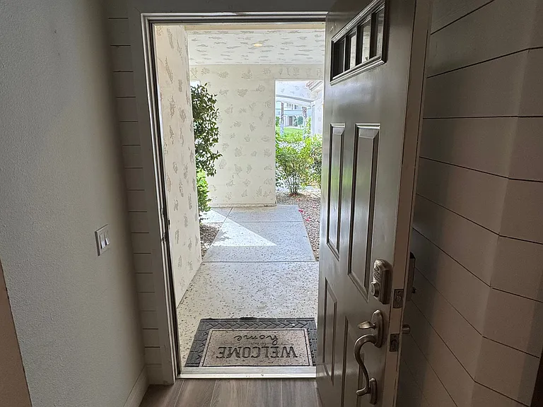 289 Vista Royale Cir W — Photo 2