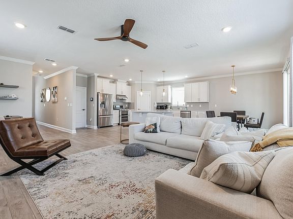 3rd image of 112 Greenway Ln