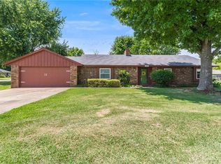 902 Dogwood Ln, Prairie Grove, AR 72753