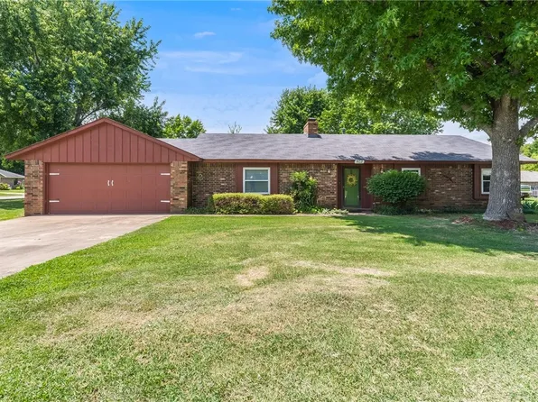 902 Dogwood Ln, Prairie Grove, AR 72753