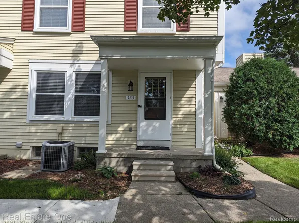 125 Lake Village Dr, Walled Lake, MI 48390